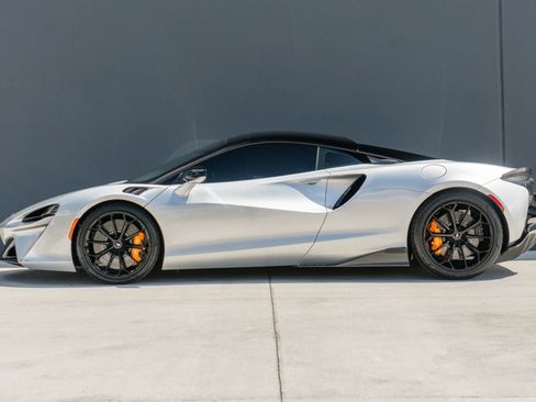 Used 2023 McLaren Artura RWD image 2