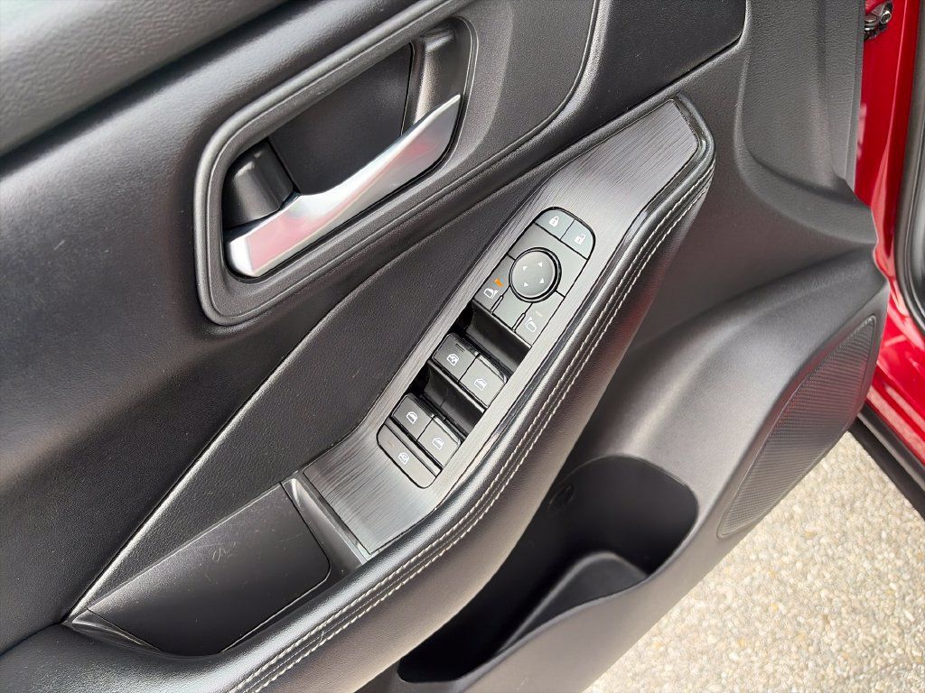 Used 2025 Nissan Rogue SV FWD image 12