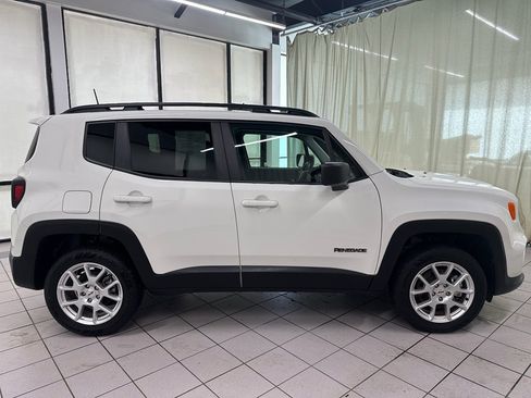 Used 2023 Jeep Renegade Latitude w/ Premium Group image 3