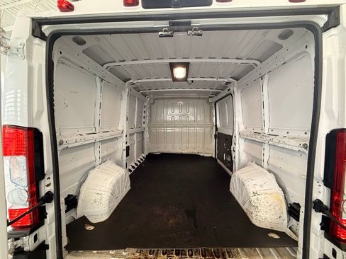 Used 2022 RAM ProMaster 2500 w/ Driver Convenience Group FWD image 13