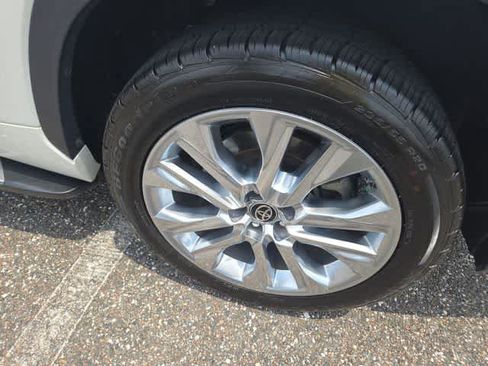 Used 2021 Toyota Highlander Limited FWD image 13