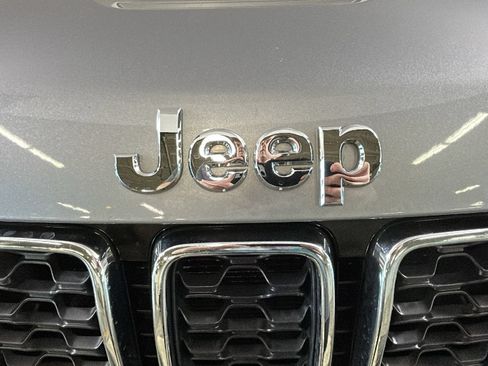 Used 2019 Jeep Grand Cherokee Laredo w/ 18" Wheel & 8.4" Radio Group AWD/4WD image 10