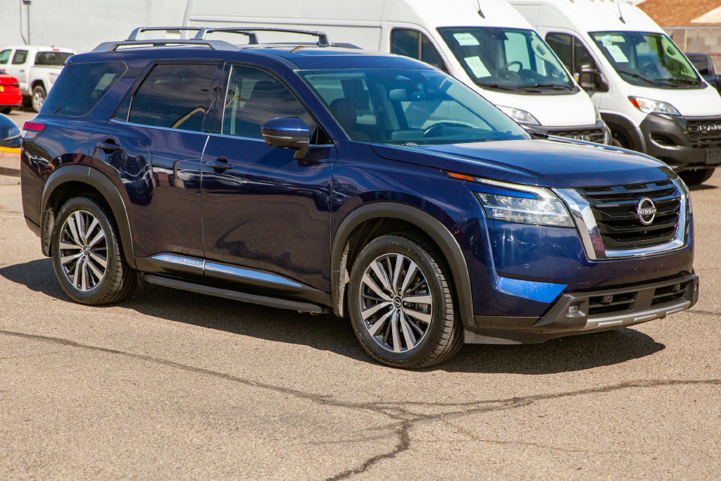 Used 2022 Nissan Pathfinder Platinum w/ Lighting Package (N93) AWD/4WD image 1