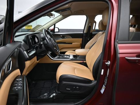 Used 2023 Kia Carnival LX w/ Paint Protection Package FWD image 11