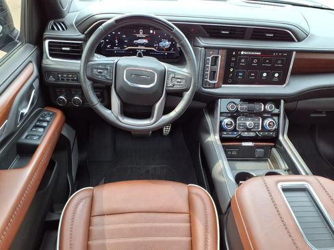 Used 2023 GMC Yukon XL Denali Ultimate AWD/4WD image 4