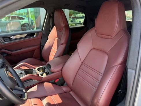 Used 2025 Porsche Cayenne GTS AWD/4WD image 6