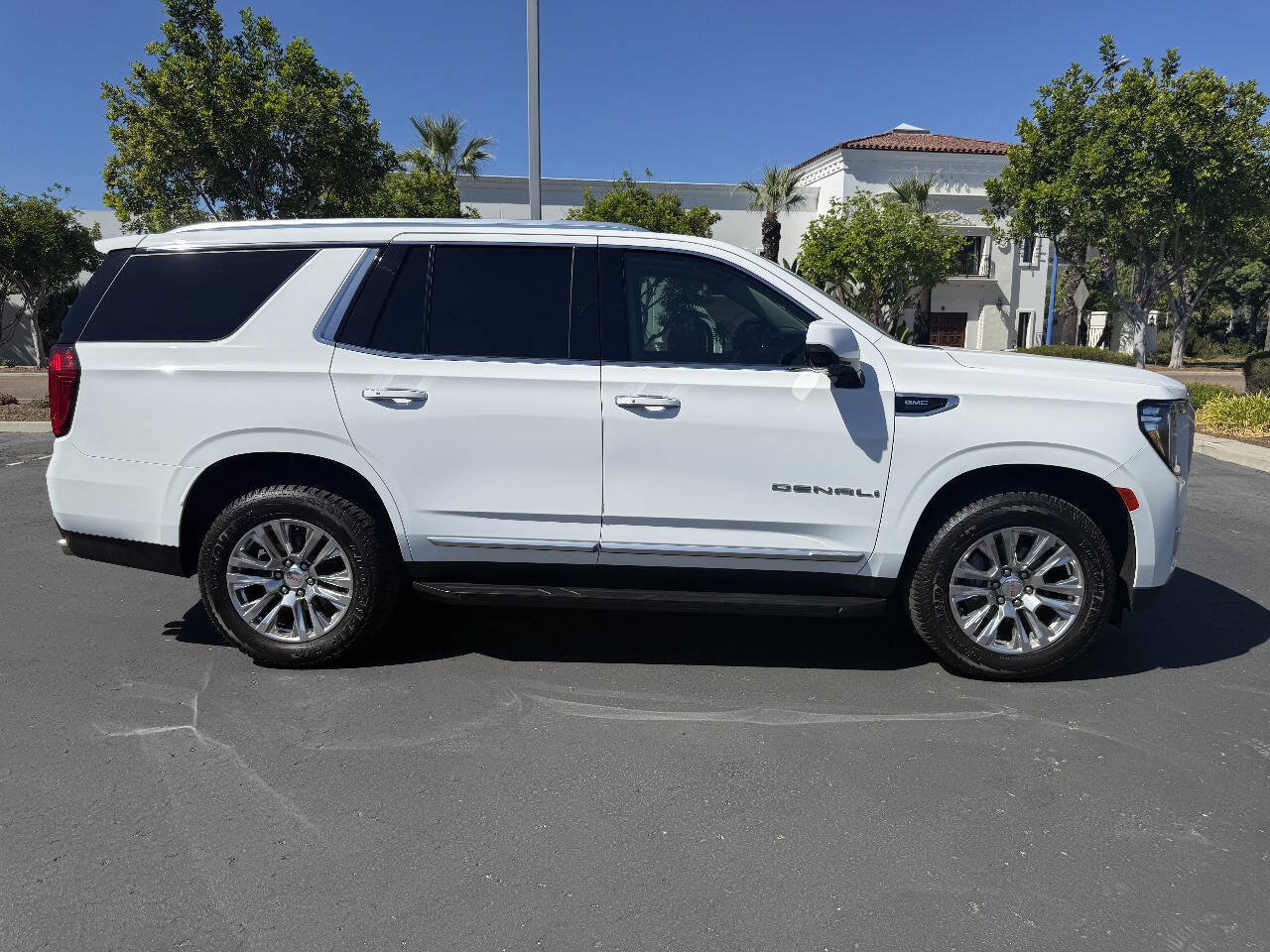 Used 2021 GMC Yukon Denali w/ LPO, Illumination Package AWD/4WD image 6