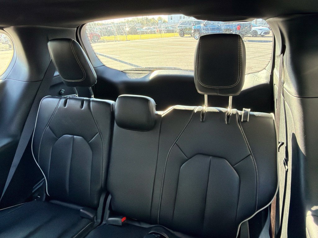 Used 2025 Chrysler Pacifica Limited FWD image 11