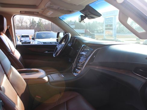 Used 2019 Cadillac Escalade Premium Luxury image 40