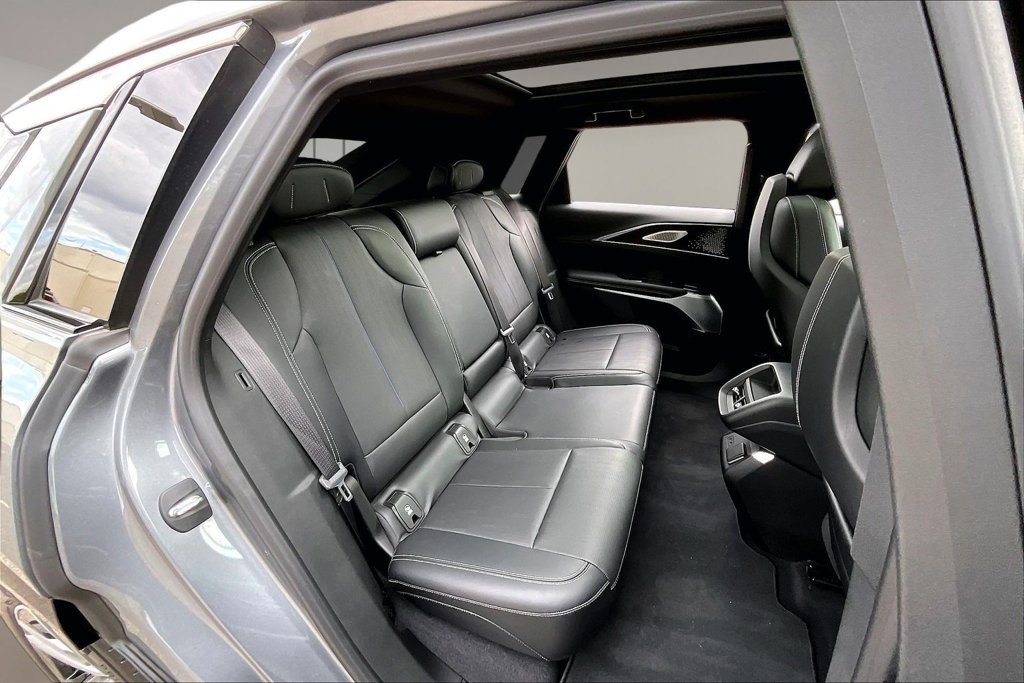Used 2023 Cadillac Lyriq 2WD image 29