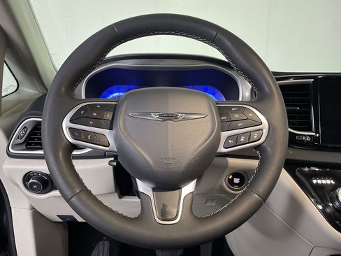 Used 2023 Chrysler Pacifica Touring-L image 13