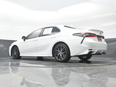 Used 2021 Toyota Camry SE w/ Cold Weather Package image 30