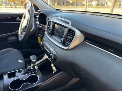 Used 2019 Kia Sorento L FWD image 31