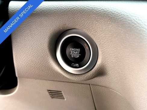 Used 2023 Chrysler Pacifica Touring-L FWD image 17