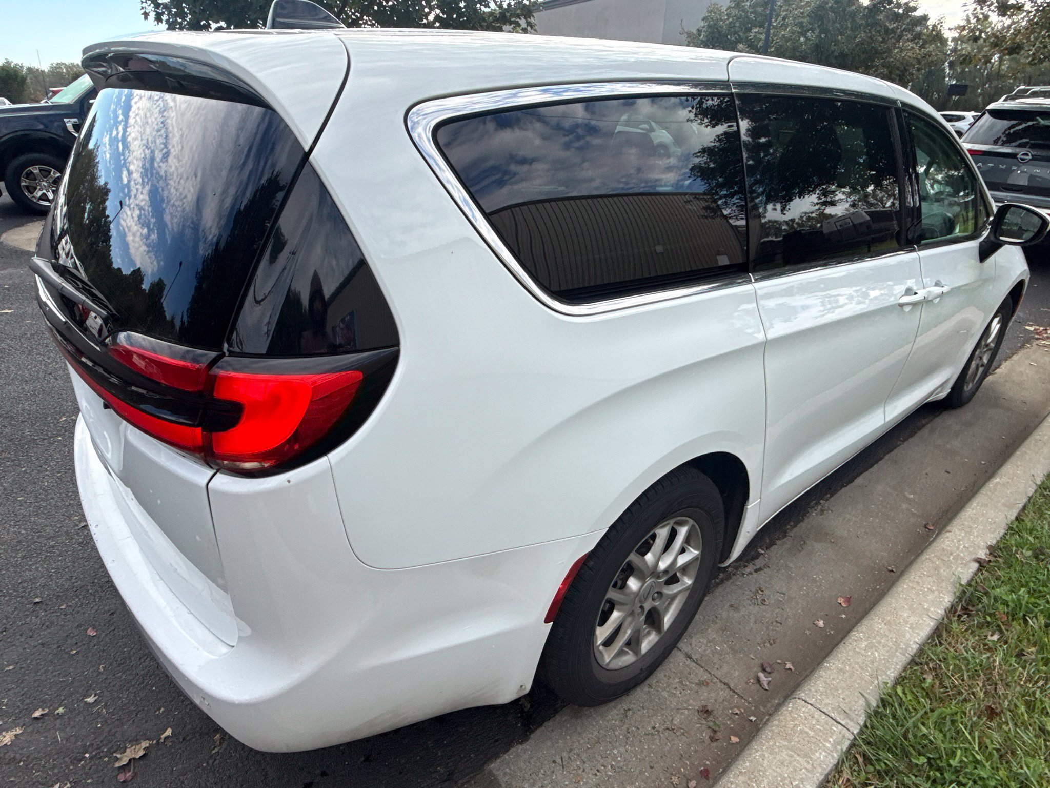 Used 2023 Chrysler Pacifica Touring-L FWD image 5