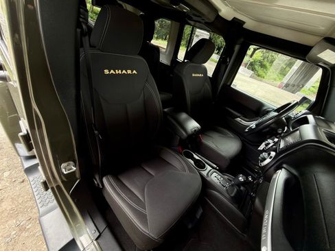 Used 2015 Jeep Wrangler Unlimited Sahara w/ Connectivity Group AWD/4WD image 25