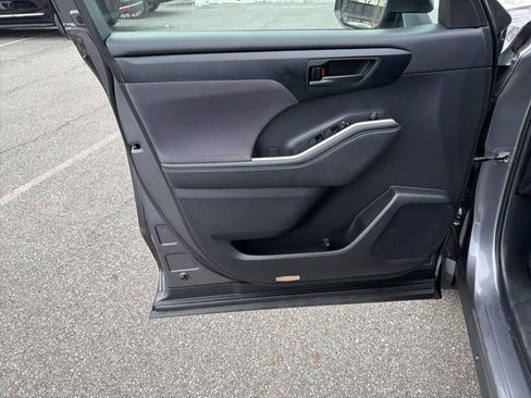 Used 2023 Toyota Highlander L image 11