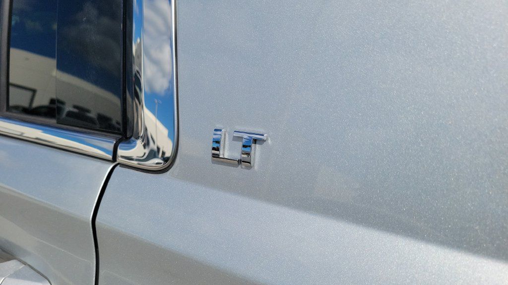 Used 2017 Chevrolet Suburban LT w/ Luxury Package RWD image 11