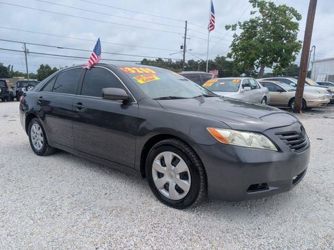Used 2009 Toyota Camry SE FWD image 1