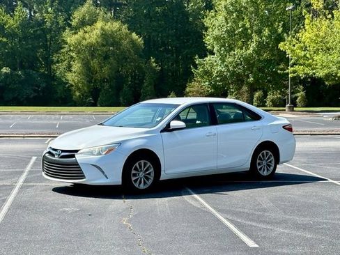 Used 2017 Toyota Camry LE FWD image 2