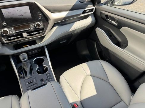 Used 2025 Toyota Highlander AWD image 16