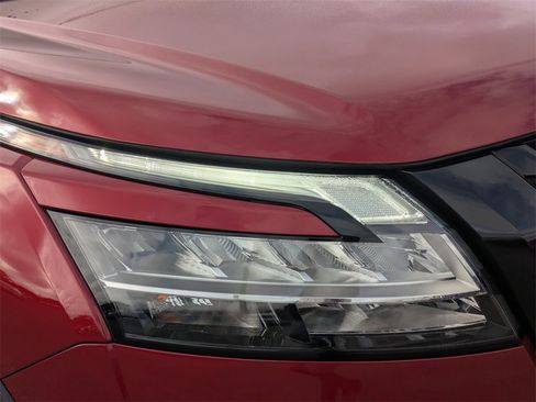 Used 2023 Nissan Pathfinder Platinum w/ Black Appearance Package image 9