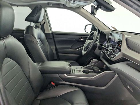 Used 2022 Toyota Highlander XLE FWD image 35