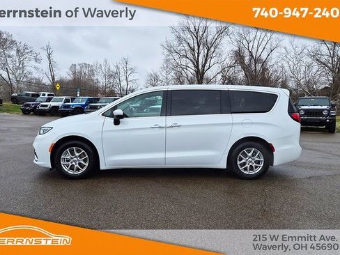 Used 2023 Chrysler Pacifica Touring-L image 4