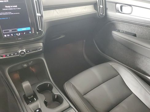 Certified 2025 Volvo XC40 B5 Core image 17