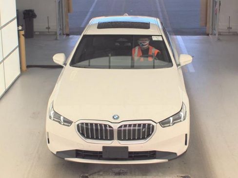 Used 2024 BMW i5 eDrive40i w/ Convenience Package image 2