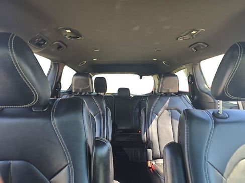 Used 2025 Chrysler Pacifica Select FWD image 13