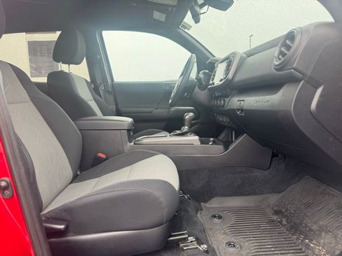 Used 2022 Toyota Tacoma TRD Sport AWD/4WD image 11