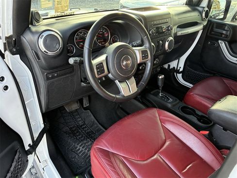 Used 2013 Jeep Wrangler Unlimited Rubicon image 11