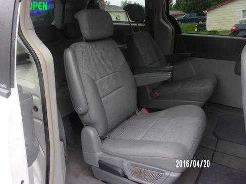 Used 2010 Dodge Grand Caravan SXT w/ Entertainment Group 2 FWD image 10