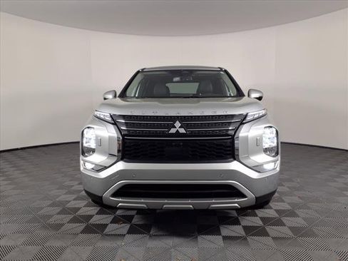 Used 2024 Mitsubishi Outlander SE image 2