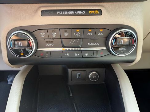 Used 2020 Ford Escape Titanium w/ Titanium Premium Package 2.0 image 28