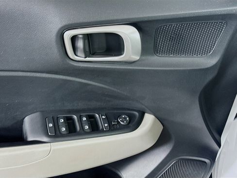 Used 2025 Hyundai Venue SEL image 15