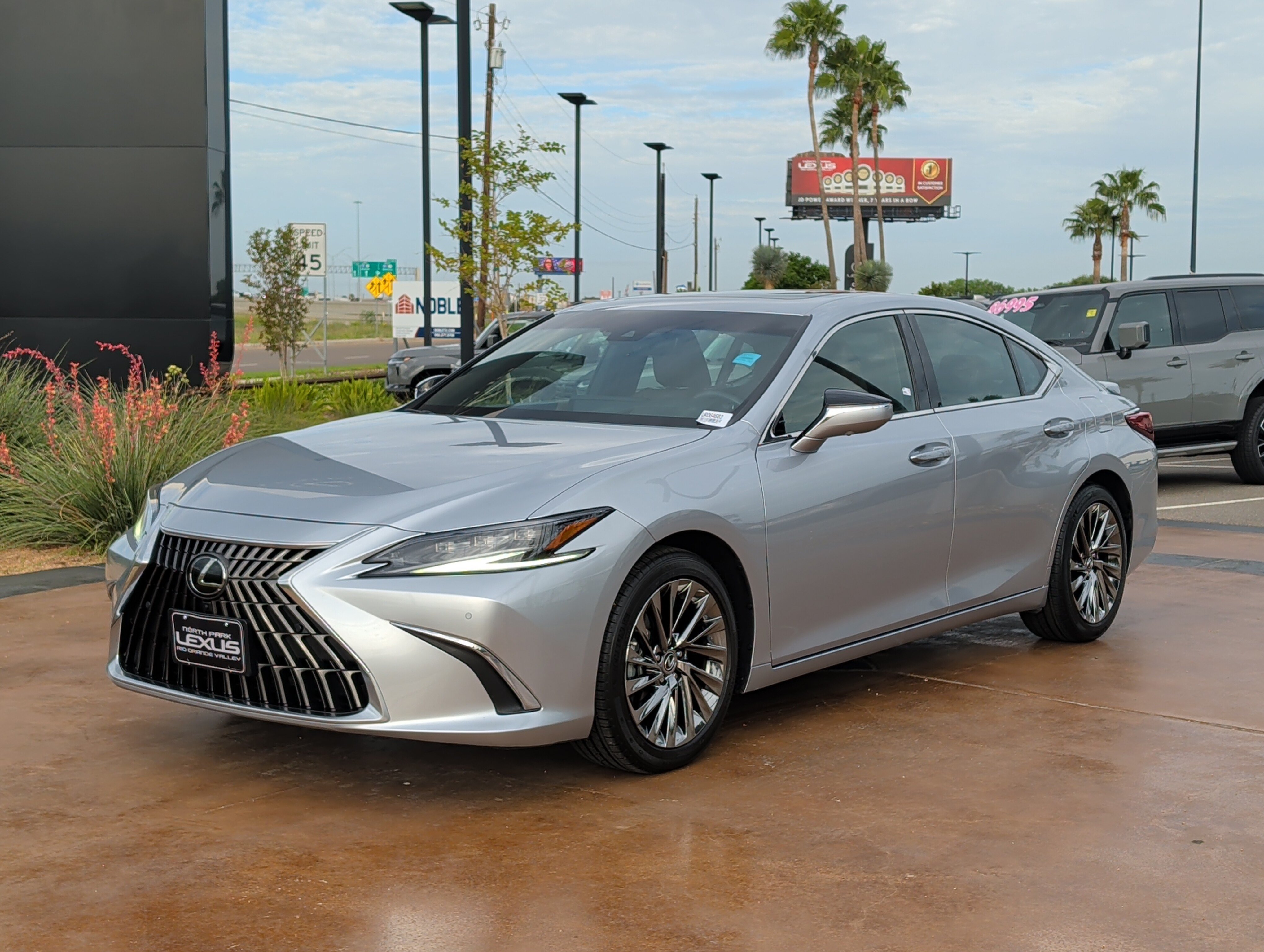Used 2025 Lexus ES 300h Ultra Luxury w/ Accessory Package (Z1) FWD image 5