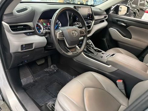 Used 2022 Toyota Highlander XLE AWD/4WD image 17