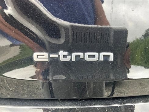 Used 2022 Audi e-tron Premium Plus w/ Premium Plus Package image 8