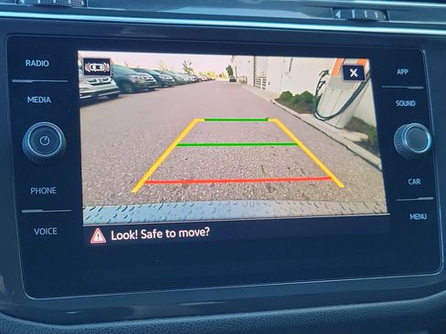 Used 2022 Volkswagen Tiguan SE w/ Panoramic Sunroof Package FWD image 32