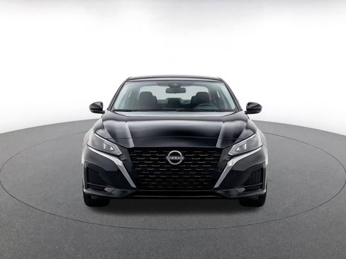 Used 2025 Nissan Altima 2.5 SV FWD image 2