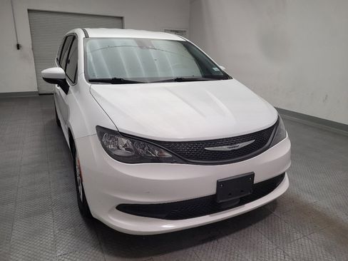 Used 2023 Chrysler Voyager LX FWD image 14
