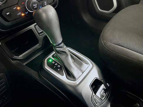 Used 2020 Jeep Renegade Latitude FWD image 17