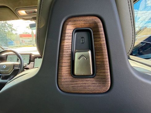 Used 2022 Rivian R1T Adventure image 32