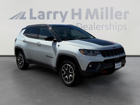 Used 2024 Jeep Compass Trailhawk image 8