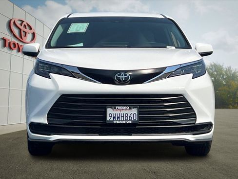 Certified 2026 Toyota Sienna LE FWD image 8