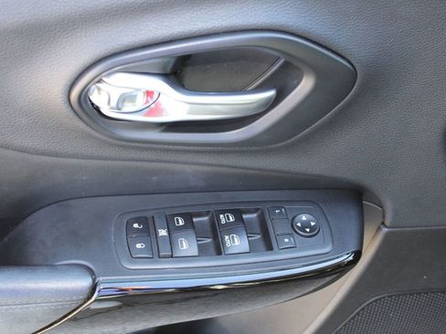 Used 2019 Jeep Cherokee Latitude Plus image 25