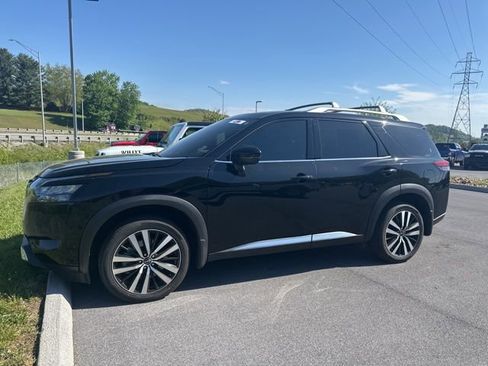 Used 2025 Nissan Pathfinder Platinum w/ Cargo Package image 6