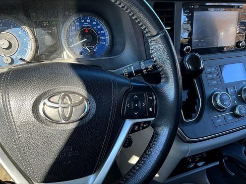 Used 2018 Toyota Sienna XLE w/ XLE Navigation Package image 17